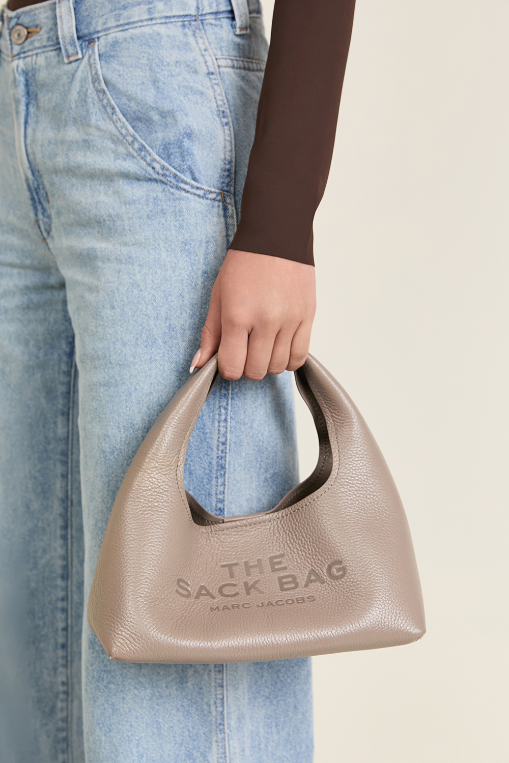 תמונת כל הלוק של תיק שק מיני MARC JACOBS